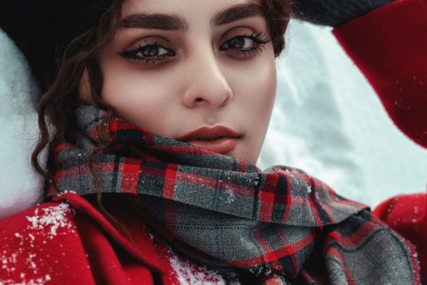 Незнакомец спросил, почему такая красавица одиноко бродит по улице в новогоднюю ночь, но мы ведь в Париже, здесь всё можно