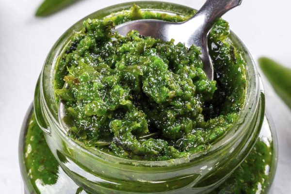 Раньше ее растирали меж двух камней, зеленая грузинская аджика с горьким стручковым перцем