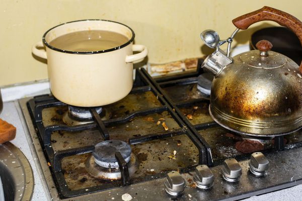 Внимательный гость сразу замечает, что попал на кухню вечно уставшей хозяйки, вот в каких местах обычно скапливается грязь