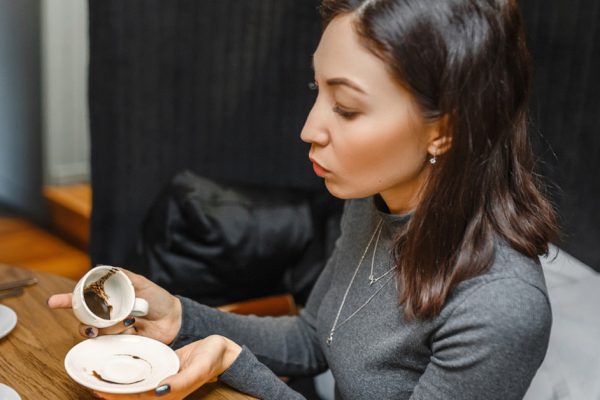 Когда закончишь пить кофе, не выливай остатки, ценное сырьё еще пригодится