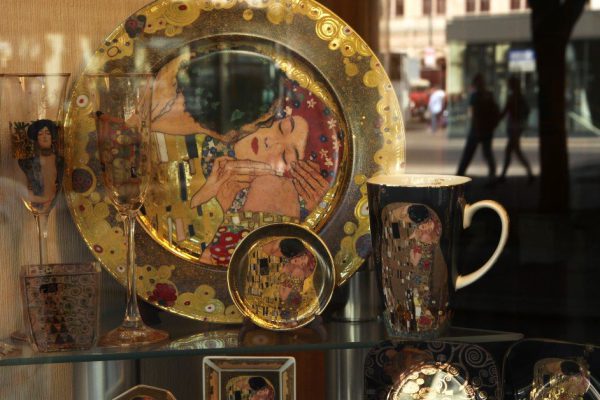 Почему любвеобильный Густав Климт не разрешил целоваться персонажам на картине «Поцелуй»