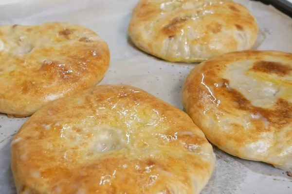 Хозяйка Галина учит готовить добротные цыганские хачапури из тонкого теста и со щедрой начинкой