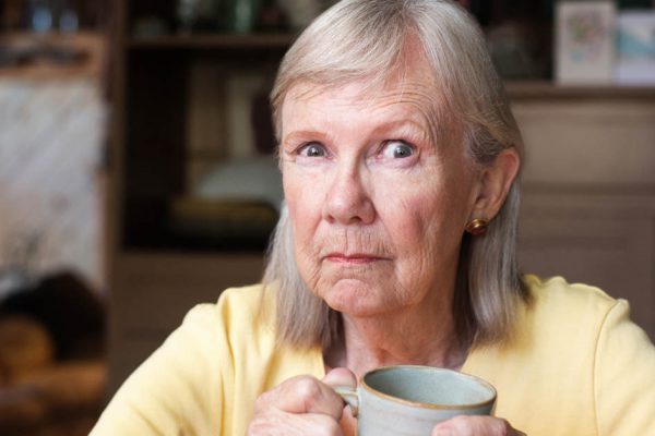 Однажды Аня заметила, что свекровь стоит над внуком с детской фотографией мужа в руках, она не сразу поняла, что к чему