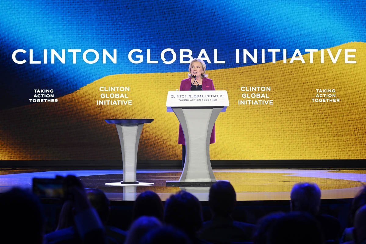 Первая леди Украины Елена Зеленская получила награду от семейства Клинтон за сильное лидерство