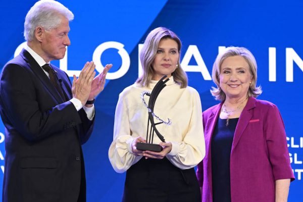 Первая леди Украины Елена Зеленская получила награду от семейства Клинтон за сильное лидерство