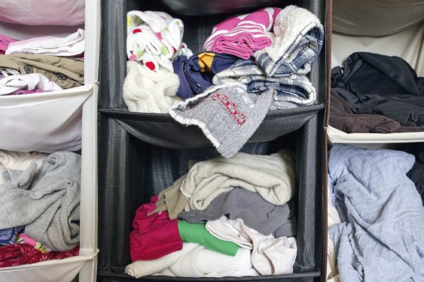 Мама не позволяет ничего выбрасывать, заполнила хламом всю квартиру