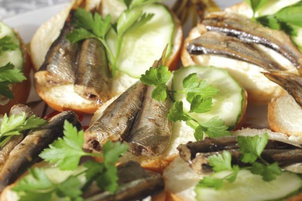 Что будет, если накормить гордых иностранцев шпротами