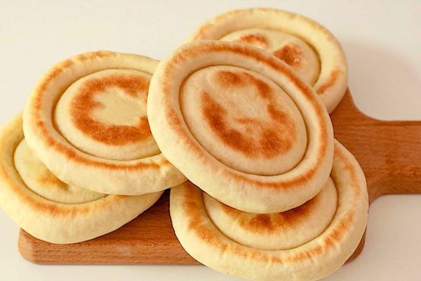 Пекарь с хорошим глазомером показал, как делает хлеб из воды, соли и муки, духовку и сахар не использует