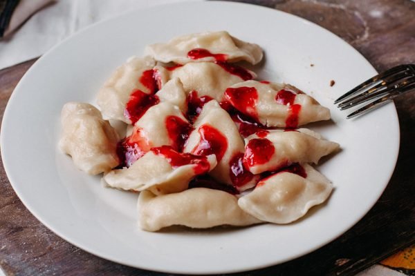 Муж принес домой все ингредиенты для вареников, увидев это, жена стала собирать вещи