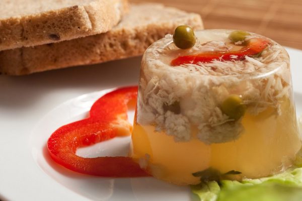 Chicken and vegetables aspic .