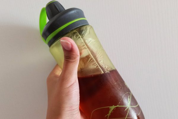 Достаю ледяной напиток из сумки в жаркий день, знаю хитрый способ, как сохранить его холодным