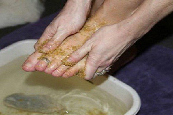 Для быстрого лечения варикоза нужно просто натирать ноги… Хватит 15 минут в день.