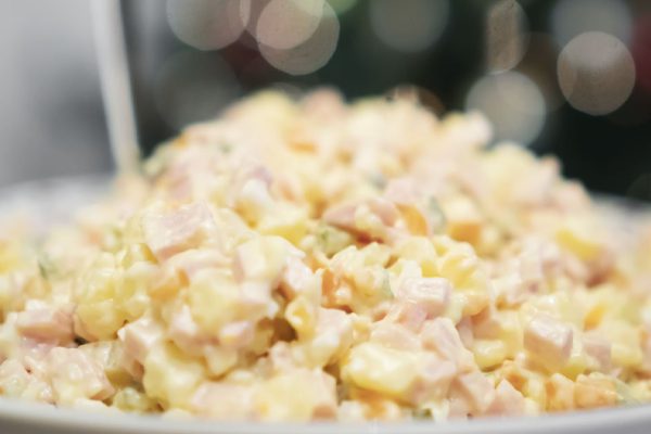 Майонез исключаем: что добавить в праздничные салаты вместо него