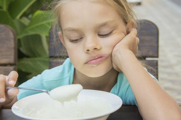 Специалист по питанию показал, какой ложкой нужно есть кашу