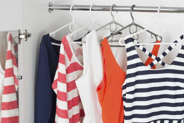 Аккуратная Эвелина Хромченко показала, что хранит в шкафу на двух вешалках