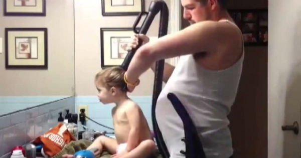 Как сделать девочке хвостик? Посмотри, до чего додумался этот заботливый папаша!