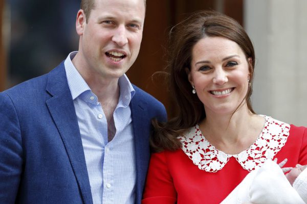 Кейт Миддлтон сразу после роддома выглядела настолько потрясающе, что пользователи Сети сочли это магией и запустили забавный флешмоб