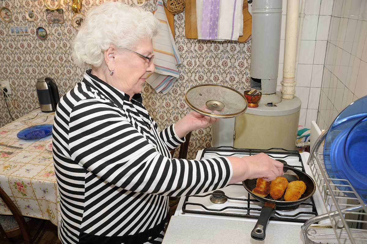 бабушка готовит