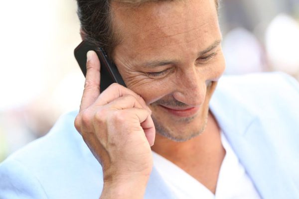 Муж снова бросил трубку, он даже не догадывался, что жена наблюдает за ним