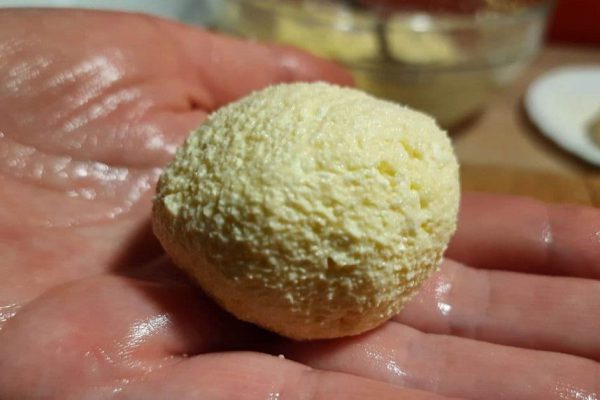 Отчего из домашнего творога сырники получаются хуже, чем из магазинного, разваливаются и пригорают