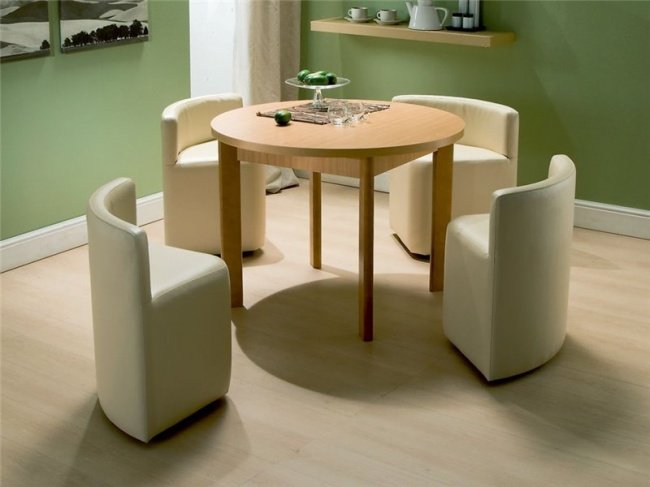 обеденный стол с задвигающимися стульями