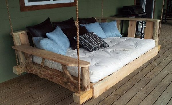 Садовая кровать для отдыха