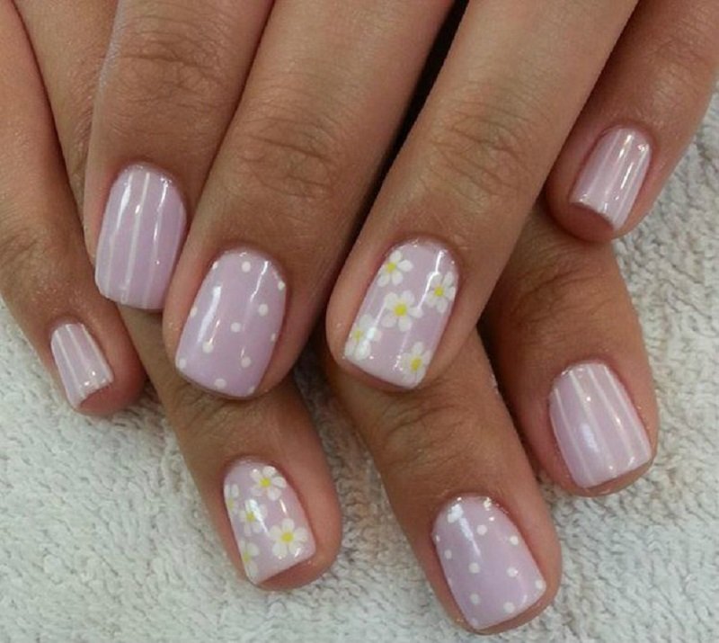 маникюр с ромашками