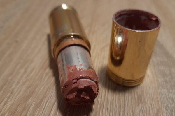 Почему нельзя выбрасывать старые помады и тюбики с остатками давних помад