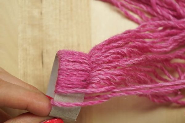 Обмотав ниткой втулку от туалетной бумаги, рукодельница создала замечательное украшение!