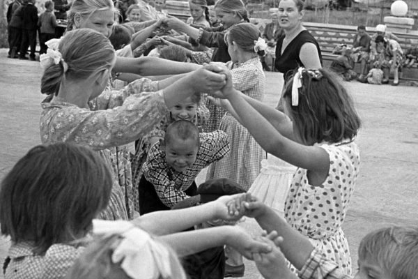 Когда внучка спросила, как мы проводили время в детстве, я сразу вспомнила в какие игры нашего двора любила играть больше всего