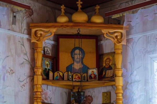 Иконы можно размещать почти в любых комнатах, но есть места в доме, где они лишние