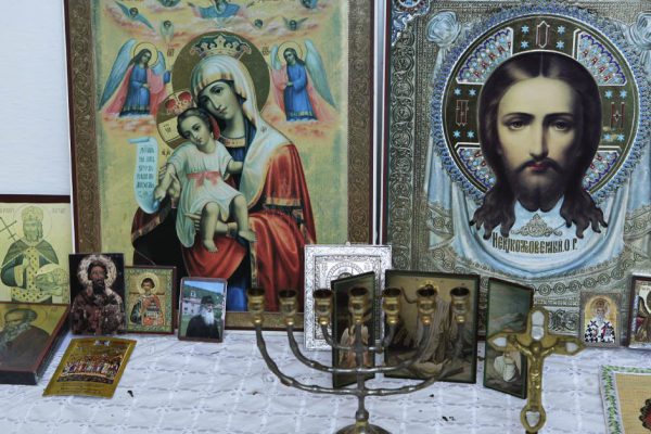 Бабушка сурово крикнула, увидев, где стоит икона у нас в квартире