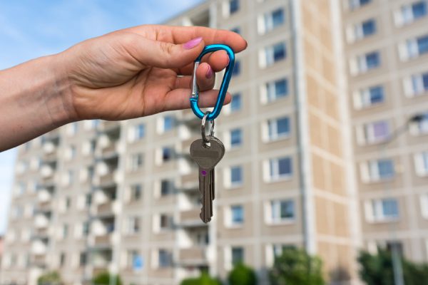 Долгих 6 лет работала за границей, чтобы накопить на квартиру, и наконец-то купила ее, но себе, а не детям