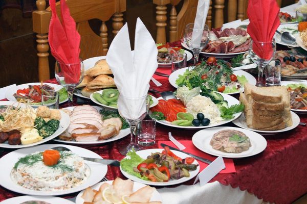 Родители говорят, что не по-людски купить квартиру и не пригласить родню на новоселье, а у нас нет ни копейки за душой