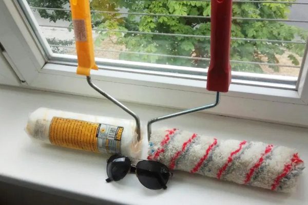 Впервые сам штукатурил и красил стены, намотал на валик скотч по совету маляра