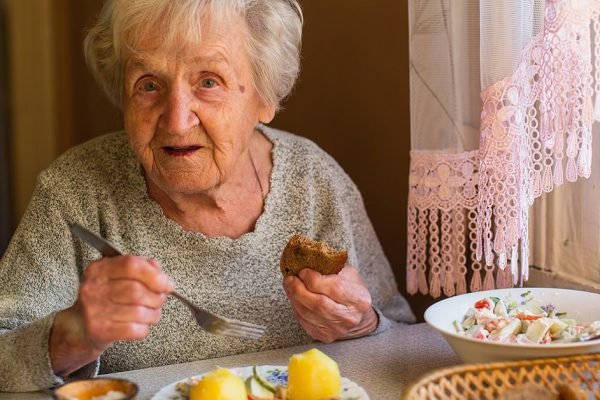 Уход за пожилыми родителями стал каторгой, они едят без остановок