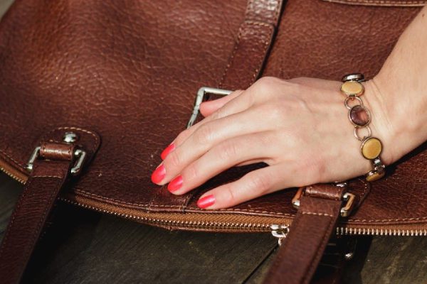 С какой сумкой женщина в 50 лет будет выглядеть будто подружка своей дочери