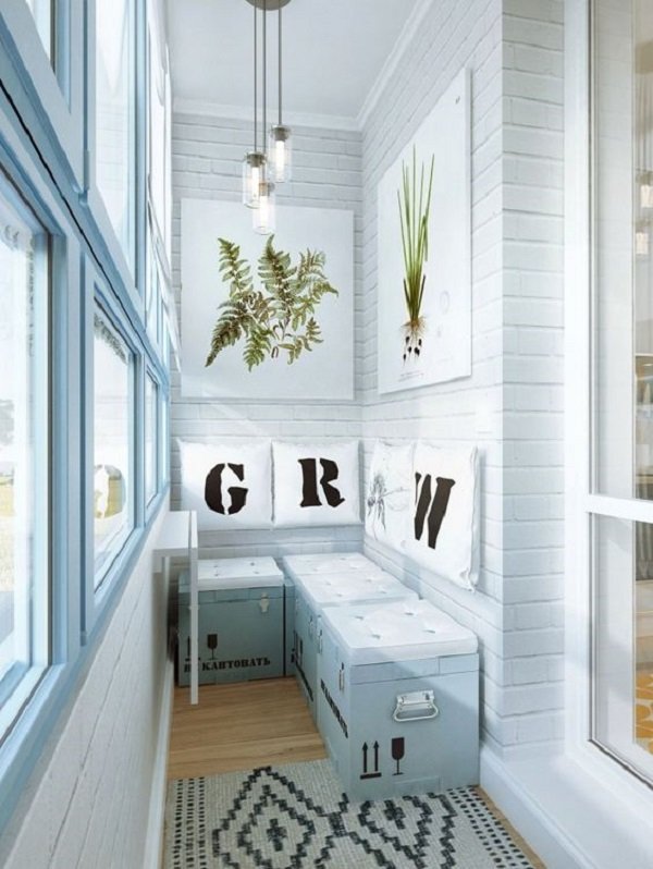 интерьер балкона с кирпичной стеной