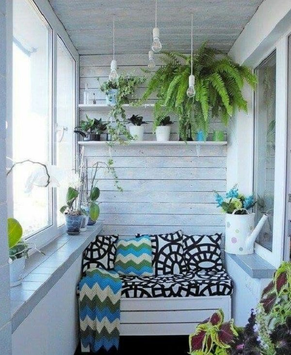 интерьер балкона с цветами