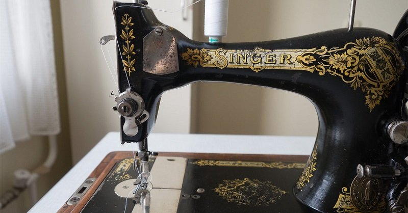 Исаак Зингер больше всего на свете любил строчить, он обшивал 24 своих чад, потому и усовершенствовал швейную машинку