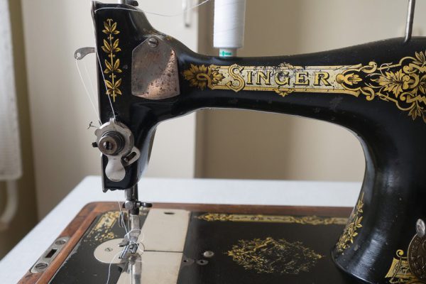 Исаак Зингер больше всего на свете любил строчить, он обшивал 24 своих чад, потому и усовершенствовал швейную машинку