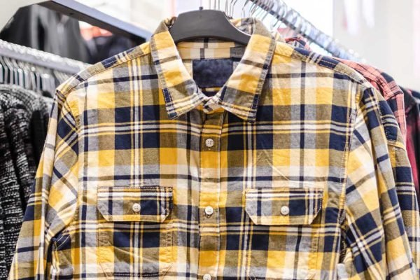 Решила я разобрать шкаф и нашла старую рубашку мужа, уже хотела выбросить, но нащупала что-то в нагрудном кармане