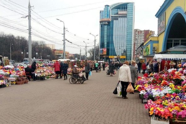Почему не стоит тащить пластиковые цветы в кладбищенские дали