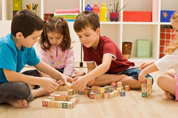 Бабушка проведала внучку в Испании и ужаснулась, в детском садике малыши спят прямо в обуви, никто их не переобувает