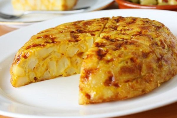 Тортилья с картофелем и луком: самый популярный завтрак в испанском баре!