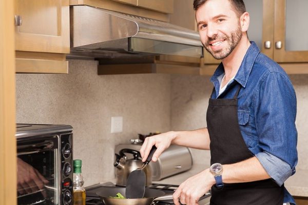 Два месяца какая-то нечистая сила поднимала мужа в 5:30 утра, как разведчик, он пробирался на кухню и готовил завтрак