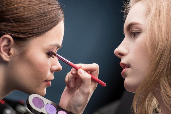 Нужно ли отказываться от косметики