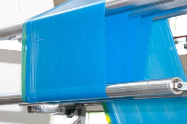 Зачем брать в поездку мусорные пакеты, а из самолета одноразовые приборы