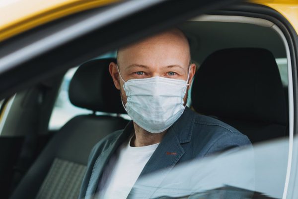 Таксист пронзил старушку взглядом и сказал, что хочет относиться к своим пассажирам так, как относится к своей матери