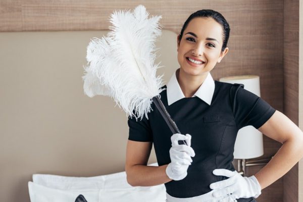 Директор банка лишился чувств, заметив, что жена в наряде горничной моет пол в отеле